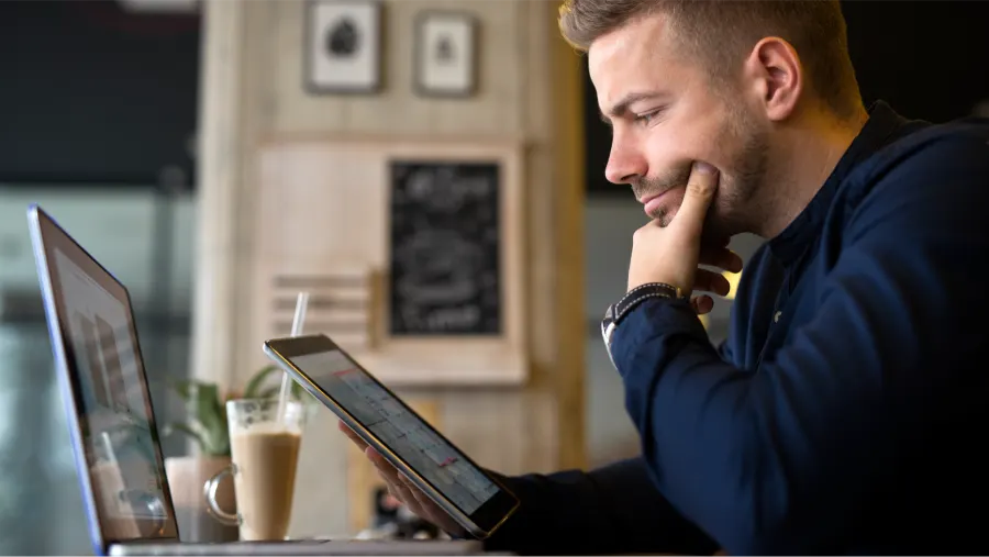Homem analisando resultados de campanhas em um tablet