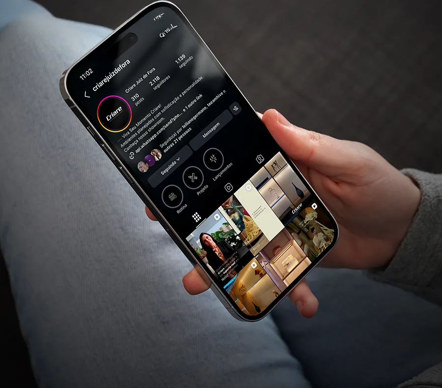 Celular exibindo perfil do Instagram de um cliente