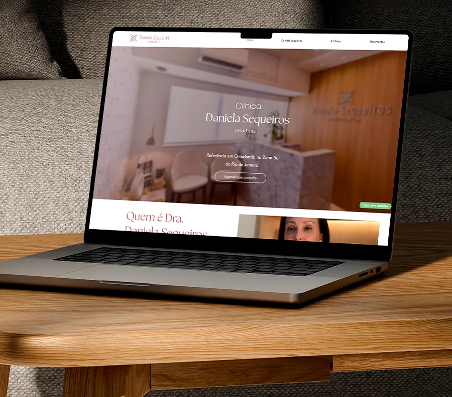 Notebook exibindo site desenvolvido para cliente